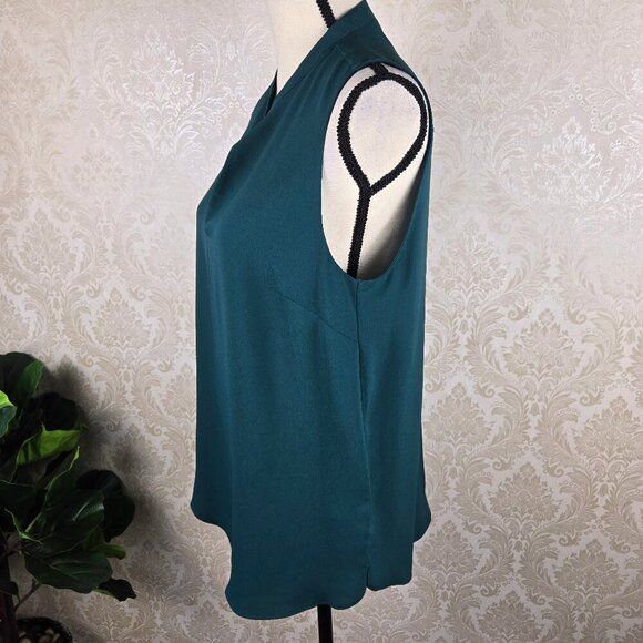 H & M Size 8 Emerald Green Sleeveless Blouse Split V-neck Flowy Lightweight - Picture 3 of 9